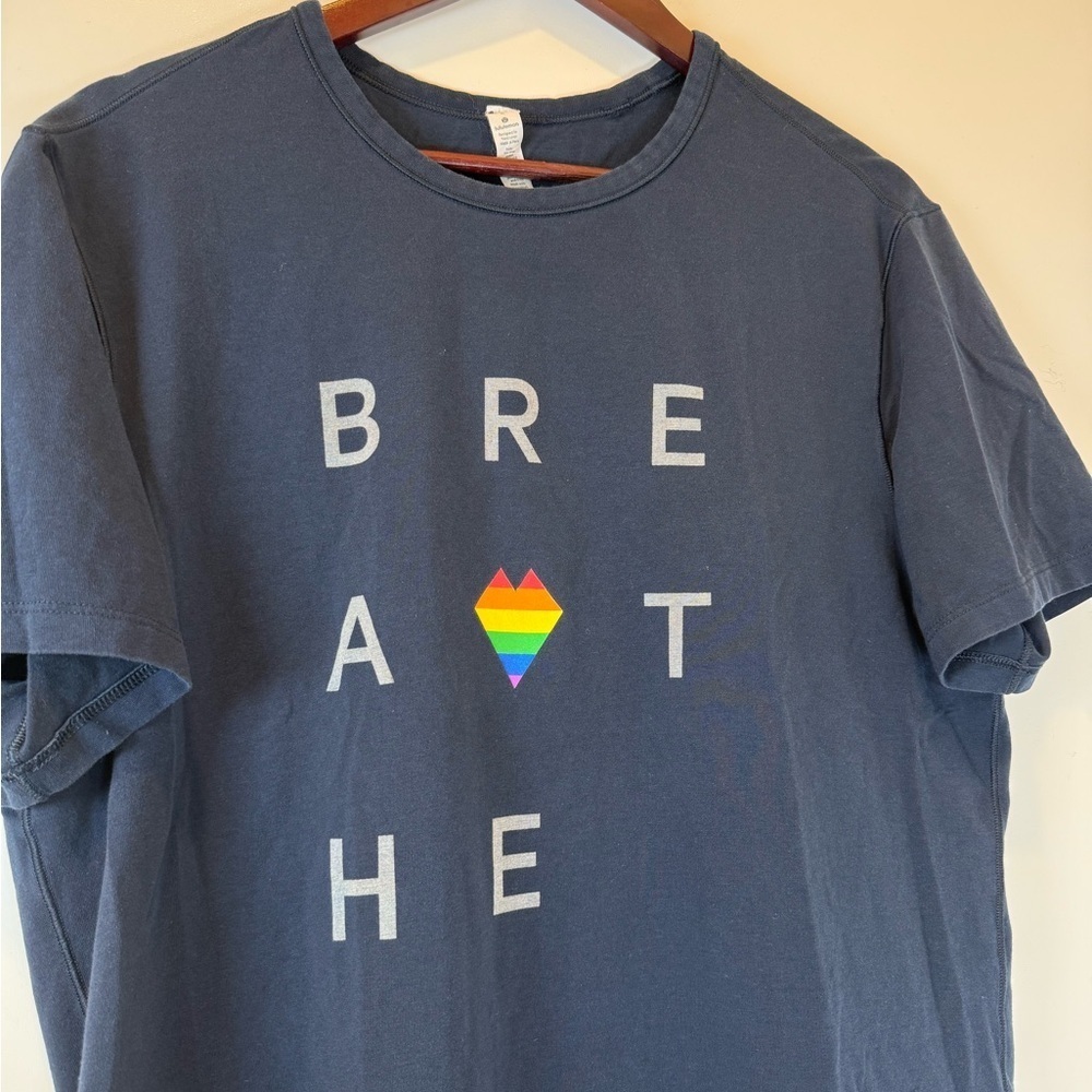lululemon athletica Men’s Dark Blue Breathe Tee - Picture 2 of 5